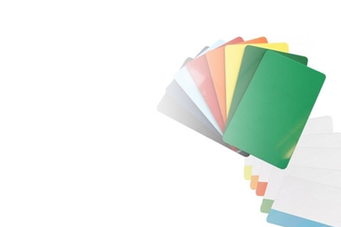 cartes en plastiques colorées